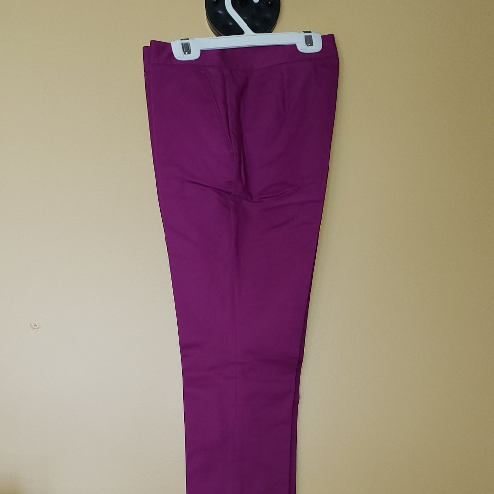 Vince Camuto Ankle Pant Curvy Size 2 or XS in a beautiful raspberry color. NEW